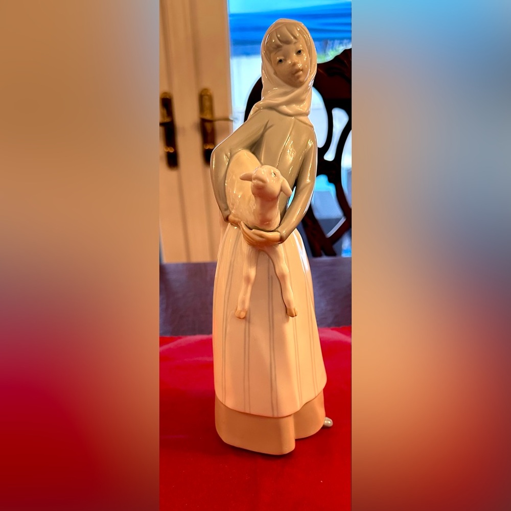 Lladro Porcelain Sculpture "Girl with Lamb", Excellent Condition